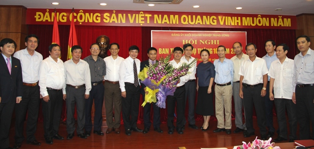 Các đồng chí trong Ban Thường vụ Đảng ủy Khối chụp ảnh lưu niệm.