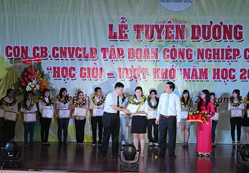 Trao học bổng cho con em cán bộ, nhân viên ngành cao su