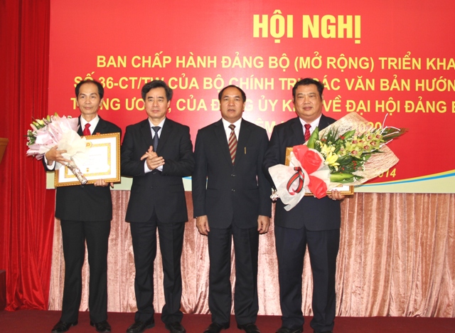 Đồng chí Nguyễn Quang Dương, Phó Bí thư Đảng ủy Khối và đồng chí Nguyễn Văn Thạnh, Bí thư Đảng ủy, Chủ tịch Hội đồng Quản trị DIV trao Huy hiệu 40 năm tuổi Đảng cho các đồng chí đảng viên trong Đảng bộ.
