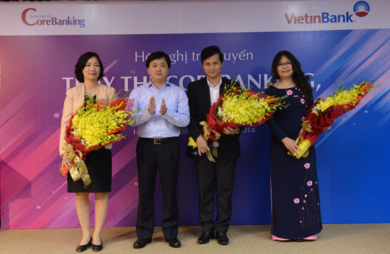 Tổng Giám đốc Lê Đức Thọ biểu dương Ban dự án Thay thế CoreBanking. Ảnh: Mạnh Thắng