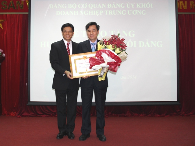 Đồng chí Nguyễn Văn Ngọc, Phó Bí thư Thường trực Đảng ủy Khối trao Huy hiệu 30 năm tuổi Đảng tặng đồng chí Nguyễn Quang Dương, Phó Bí thư Đảng ủy Khối.