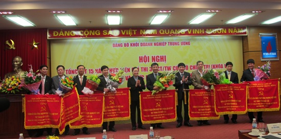 Đồng chí Hà Thị Khiết và Bí thư Đảng ủy Khối Doanh nghiệp Trung ương Bùi Văn Cường tặng Cờ thi đua cho các tập thể thực hiện tốt Chỉ thị 30 