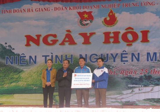 Đồng chí Nguyễn Mạnh Hùng, Phó Bí thư Đoàn Khối trao biển tượng trưng hỗ trợ  đàn dê cho đội thanh niên xung phong bảo vệ đường biên mốc giới