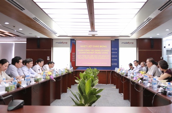 Đoàn công tác của Đảng ủy Khối DNTW làm việc tại Trung tâm thông tin Di động khu vực II