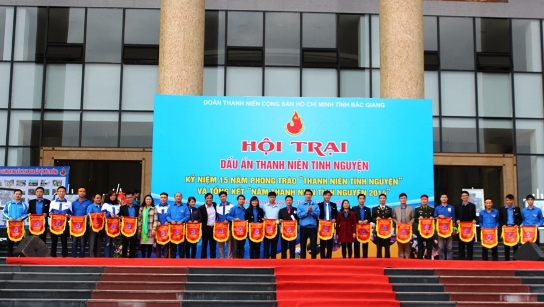 Ban tổ chức tặng cờ lưu niệm cho các đoàn tham gia Hội trại