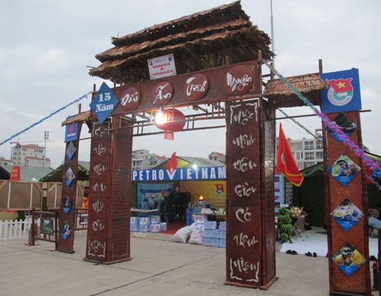 Đoàn viên PVN và Huyện đoàn Yên thế tham gia trưng bày tại gian trại