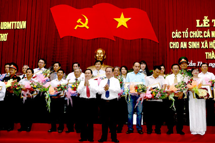 Lãnh đạo Thành ủy, UBND TP Cần Thơ chúc mừng các tổ chức, cá nhân tại Lễ tôn vinh.