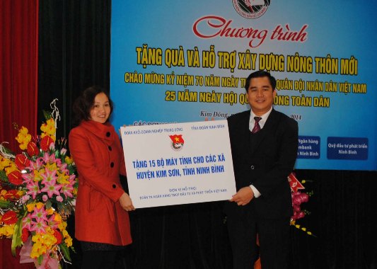 Đoàn Khối trao biển tượng trưng hỗ trợ nông thôn mới tại xã Kim Đông, huyện Kim Sơn, tỉnh Ninh Bình