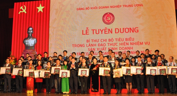 Phó Chủ tịch Quốc hội Nguyễn Thị Kim Ngân và Bí thư Đảng ủy Khối DNTW trao tặng Bằng khen và biểu trưng cho các bí thư chi bộ tiêu biểu