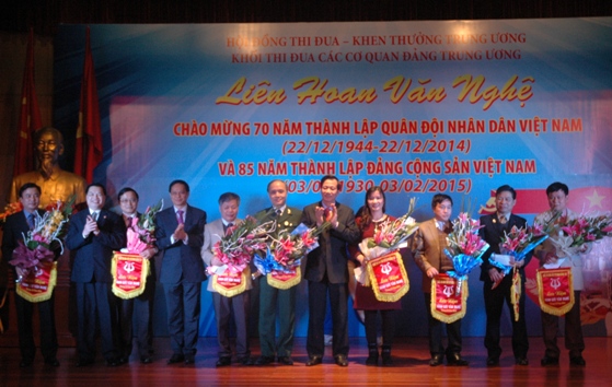 Ban Tổ chức tặng hoa và cờ lưu niệm cho các đơn vị trong Khối Thi đua tham gia liên hoan văn nghệ