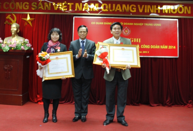 Đại diện tập thể, cá nhân nhận Huân chương Lao động hạng Ba.