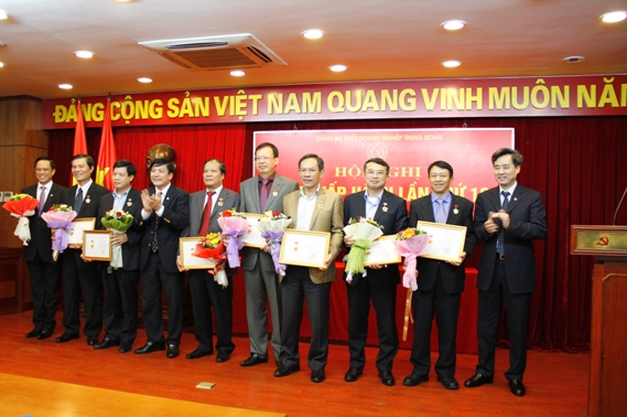 Đảng ủy Khối DNTW trao tặng Kỷ niệm chương cho các đồng chí có nhiều đóng góp về xây dựng Đảng trong doanh nghiệp