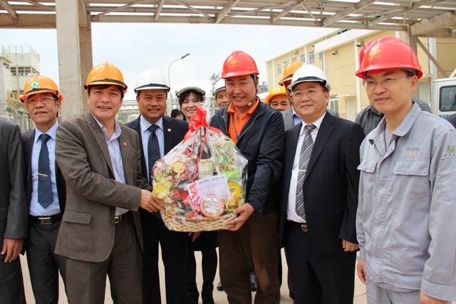 Trao quà Tết tặng cán bộ, công nhân người nước ngoài đang làm việc tại Công ty Phân đạm và Hóa chất Hà Bắc.