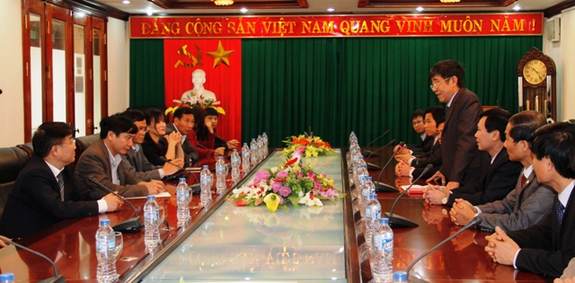 Lãnh đạo Công ty TNHH MTV Phân đạm và Hóa chất Hà Bắc báo cáo tình hình hoạt động của đơn vị với Đoàn công tác của Đảng ủy Khối.