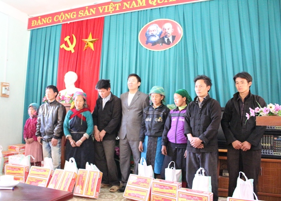 Phó Giám đốc VDB Chi nhánh Hà Giang Nguyễn Việt Bắc trao quà Tết cho các hộ nghèo xã Lũng Cú