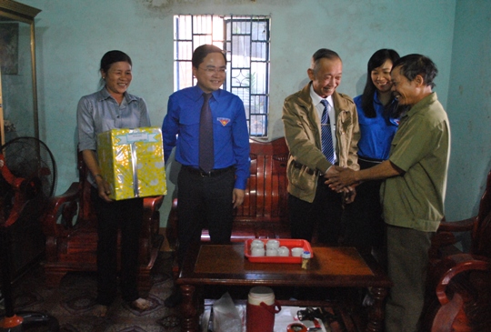 Tặng quà cho các gia đình công nhân ngành Cao su