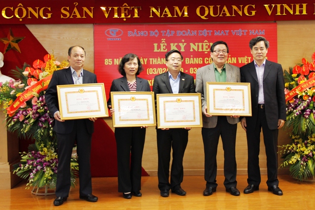 Lãnh đạo Tập đoàn và đại diện các tập thể, cá nhân có thành tích nhận khen thưởng của Đảng ủy Khối DNTW.