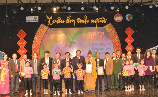 Đại diện Vietcombank cùng lãnh đạo tỉnh Hải Dương và đại diện các đơn vị, doanh nghiệp nhà hảo tâm tham gia chương trình “Xuân ấm tình người” 2015