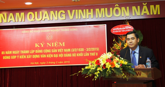 Đồng chí Vũ Đức Tú, Phó Bí thư Đoàn Khối phát biểu thể hiện quyết tâm tiến bước dưới cờ Đảng của tuổi trẻ Khối DNTW.