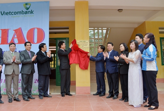 Chủ tịch nước Trương Tấn Sang cùng các đại biểu chứng kiến lễ bàn giao công trình phòng học chức năng cho Trường Tiểu học và THCS thôn Tả Ngảo do Vietcombank tài trợ kinh phí xây dựng