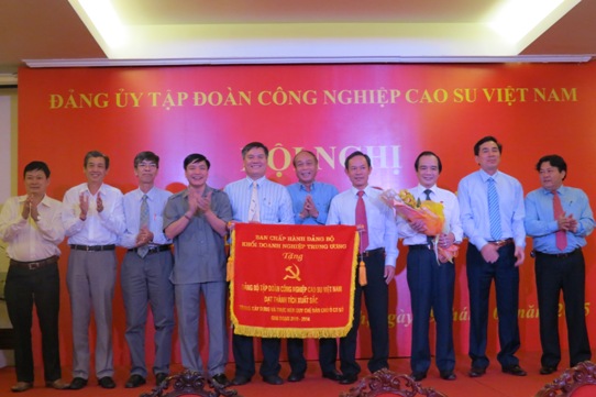 Đại diện lãnh đạo Đảng ủy Khối DNTW tặng Cờ cho Đảng bộ VRG