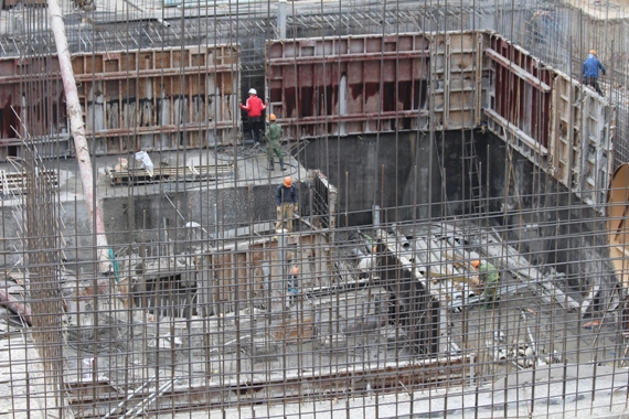 Công nhân trên công trường xây dựng Nhà máy thủy điện Nho Quế 2 