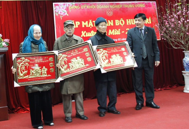 Mừng thọ cán bộ hưu trí cao tuổi.