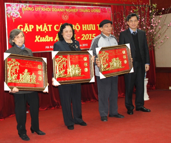 Mừng thọ cán bộ hưu trí cao tuổi.