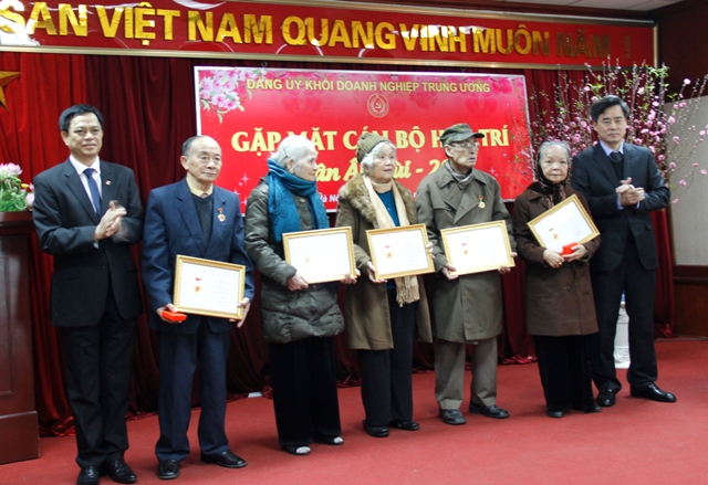 Đồng chí Nguyễn Văn Ngọc, Phó Bí thư Thường trực Đảng ủy Khối; đồng chí Nguyễn Quang Dương, Phó Bí thư Đảng ủy Khối trao Kỷ niệm chương Vì sự nghiệp xây dựng Đảng trong doanh nghiệp Việt Nam tặng các đồng chí cán bộ hưu trí.