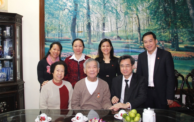 Đồng chí Nguyễn Quang Dương, Phó Bí thư Đảng ủy Khối trao Kỷ niệm chương Vì sự nghiệp xây dựng Đảng trong doanh nghiệp Việt Nam và chúc Tết đồng chí Hà Minh Quốc (92 tuổi đời, 74 năm tuổi Đảng), nguyên Ủy viên Ủy ban Kiểm tra Trung ương Đảng khóa I, Phó Bí thư Đảng ủy Khối cơ quan Kinh tế Trung ương (ảnh trên) và đồng chí Nguyễn Tấn Trịnh, (80 tuổi) nguyên Phó trưởng Ban thường trực Ban Kinh tế Trung ương, Bí thư Đảng ủy Khối cơ quan Kinh tế Trung ương (ảnh dưới).