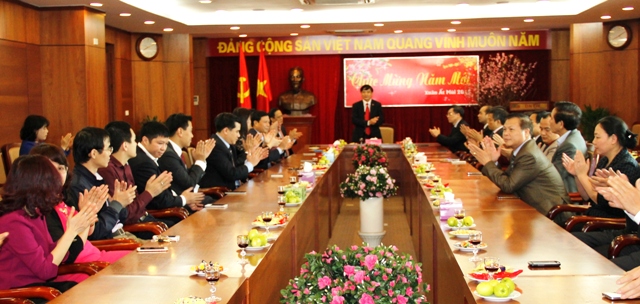 Đồng chí Bùi Văn Cường, Ủy viên dự khuyết Trung ương Đảng, Bí thư Đảng ủy Khối DNTW  chúc Tết Cơ quan Đảng ủy Khối.