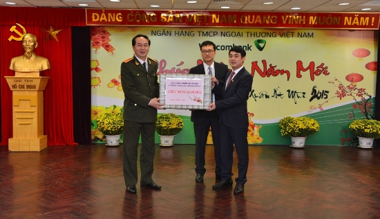 Đại tướng Trần Đại Quang tặng quà tết cho tập thể lãnh đạo, CBNV Vietcombank
