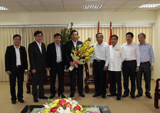 Bí thư Đảng ủy Khối DNTW Bùi Văn Cường đã trao Kỷ niệm chương Kỷ niệm chương “Vì sự nghiệp xây dựng Đảng trong doanh nghiệp Việt Nam” cho đồng chí Đào Ngọc Dung - Bí thư Đảng ủy Khối các cơ quan Trung ương