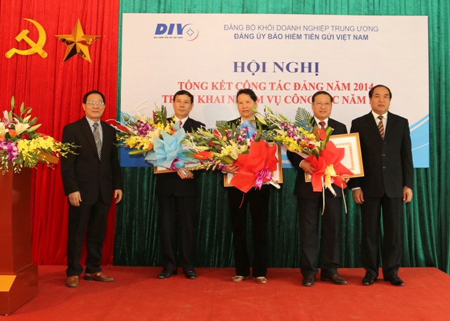 Các tập thể, cá nhân có thành tích trong thực hiện nhiệm vụ chính trị và công tác xây dựng Đảng năm 2014 của Bảo hiểm Tiền gửi Việt Nam nhận khen thưởng.