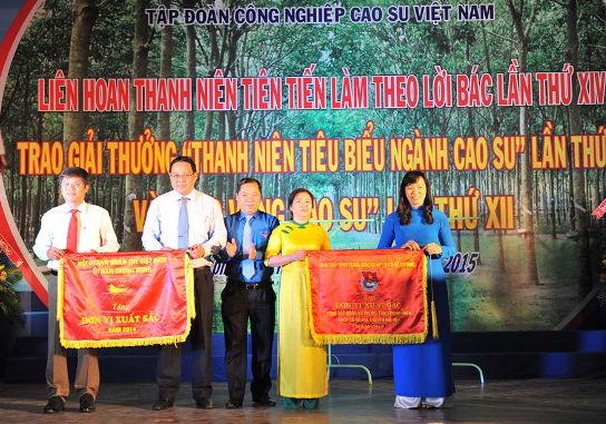 03. Đồng chí Nguyễn Phi Long – Bí thư Ban Chấp hành Trung ương Đoàn, Chủ tịch Hội LHTN Việt Nam tặng cờ Đơn vị xuất sắc cho tuổi trẻ Tập đoàn và Hội Doanh nhân trẻ Tập đoàn
