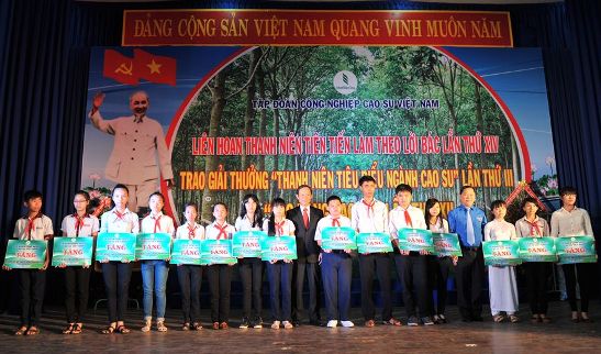 04. Đồng chí Nguyễn Phi Long – Bí thư Ban Chấp hành Trung ương Đoàn, Chủ tịch Hội LHTN Việt Nam và đồng chí Trần Ngọc Thuận – Bí thư Đảng ủy, Tổng Giám đốc VRG tặng quà cho học sinh nghèo vượt khó