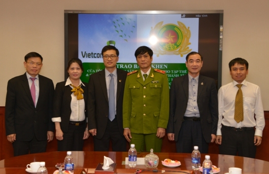 Cục Cảnh sát Phòng chống tội phạm công nghệ cao (thứ 3 từ phải sang) và đ/c Phạm Quang Dũng - Phó Bí thư Đảng ủy - Tổng giám đốc Vietcombank (thứ 3 từ trái sang) tại Lễ đón nhận Bằng khen