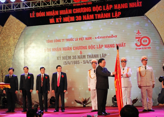 Thay mặt lãnh đạo Đảng, Nhà nước, Phó Thủ tướng Hoàng Trung Hải trao tặng Huân chương Độc lập hạng Nhất cho Tổng công ty Thuốc lá Việt Nam