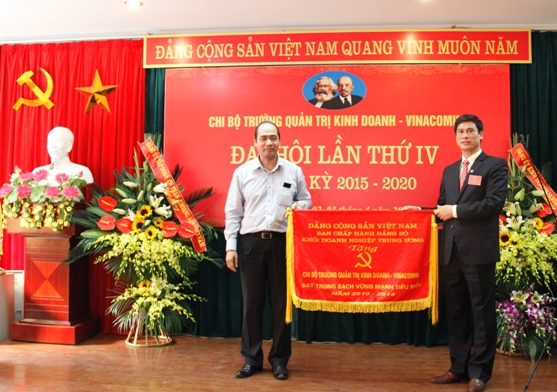 Đảng ủy Khối Doanh nghiệp Trung ương tặng Cờ cho Chi bộ Trường Quản trị kinh doanh - Vinacomin