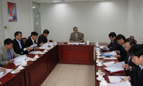 Các đại biểu thảo luận tại tổ.