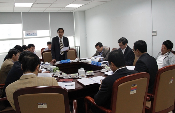 Các đại biểu thảo luận tại tổ.