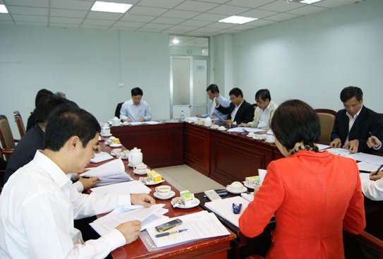 Các đại biểu thảo luận tại tổ.