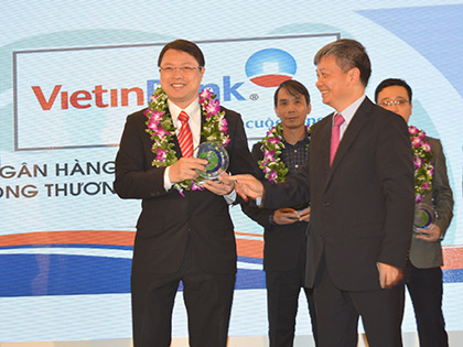 Phó Tổng Giám đốc VietinBank Nguyễn Văn Du nhận Giải “Doanh nghiệp thực hiện tốt trách nhiệm an sinh xã hội và phát triển cộng đồng” năm 2015
