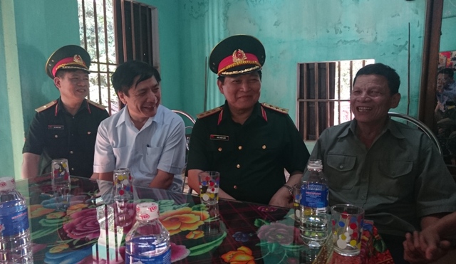 Đoàn đến thăm thương binh