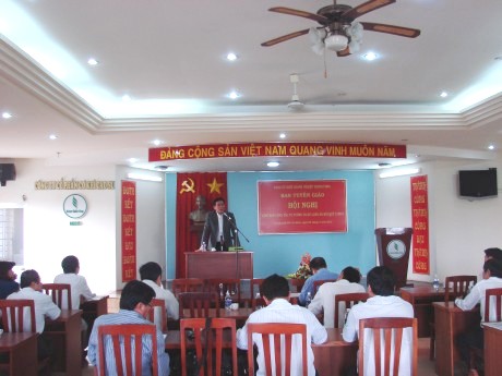 đồng chí Trần Thanh Khê - Ủy viên BTV, Trưởng ban Tuyên giáo Đảng ủy Khối chủ trì Hội nghị