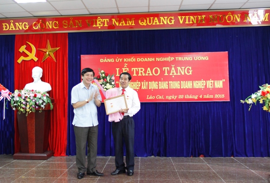 đồng chí Bùi Văn Cường - Bí thư Đảng ủy Khối Doanh nghiệp Trung ương trao Kỷ niệm chương “Vì sự nghiệp xây dựng Đảng trong doanh nghiệp Việt Nam” cho đồng chí Phạm Ngọc Lương - Bí thư Đảng ủy Khối doanh nghiệp Tỉnh