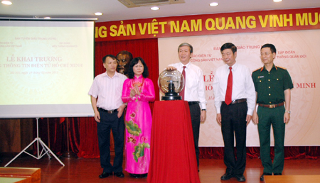 Đồng chí Đinh Thế Huynh - Ủy viên Bộ Chính trị, Bí thư T.Ư Đảng,  Trưởng Ban Tuyên giáo T.Ư  bấm nút khai trương Trang thông tin điện tử Hồ Chí Minh