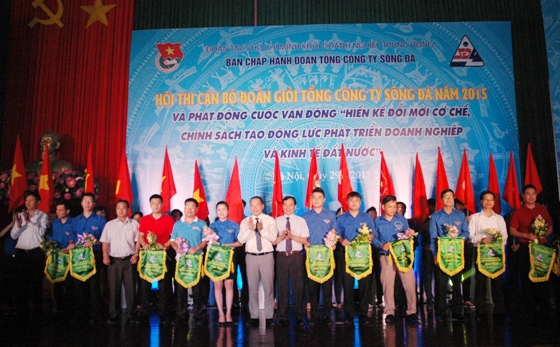 Ban Tổ chức trao cờ lưu niệm cho các đội thi 