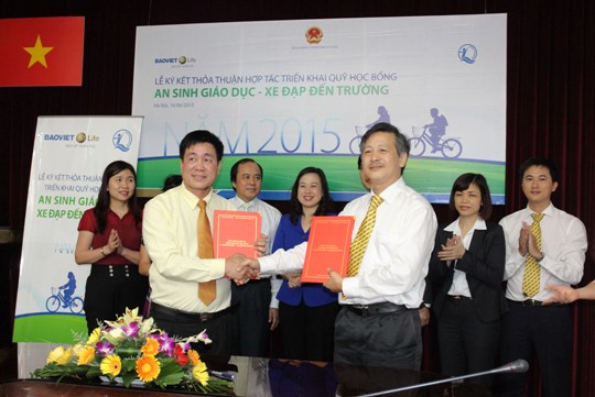 Bảo Việt Nhân Thọ đã trao với hàng chục ngàn suất học An sinh giáo dục và quà tới trẻ em có hoàn cảnh đặc biệt, khó khăn trên 63 tỉnh/thành phố cả nước 