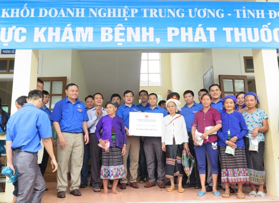 Tổ chức khám bệnh, phát thuốc miễn phí cho nhân dân huyện Quế Phong